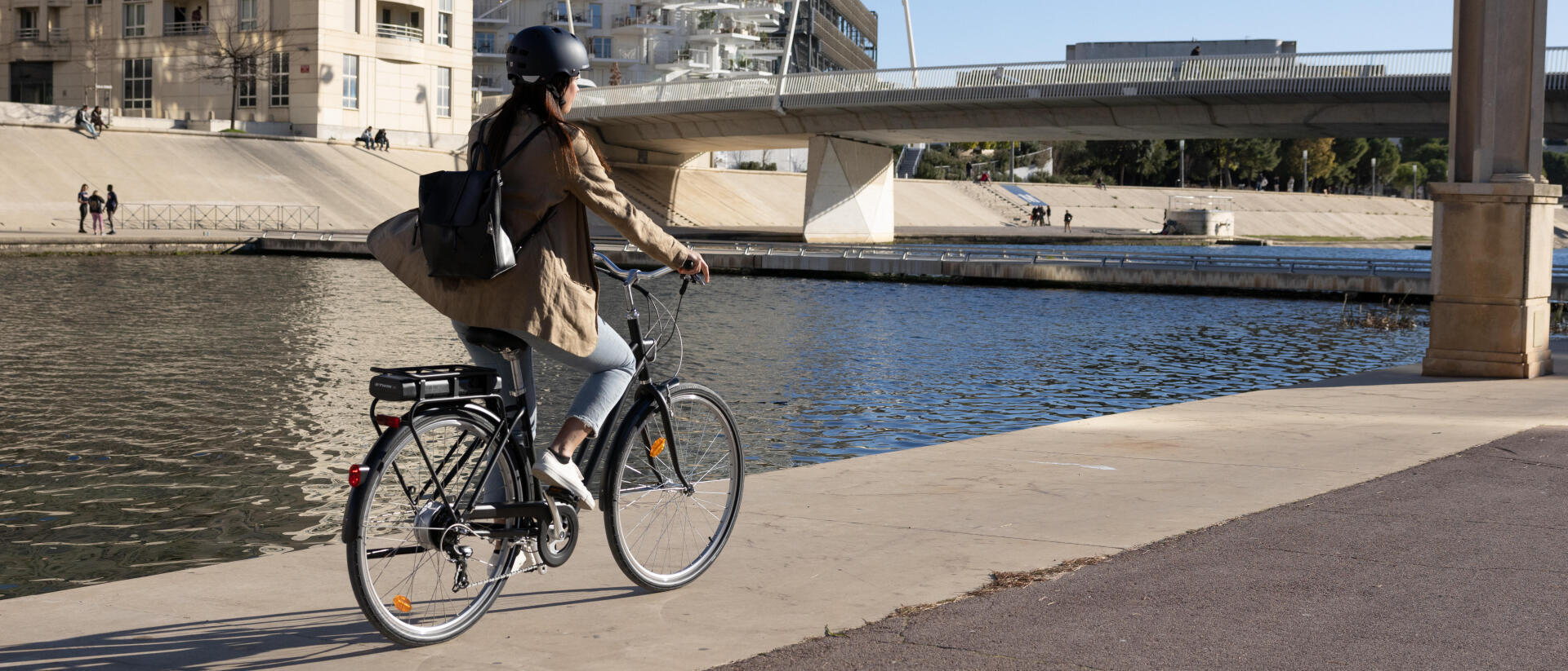 rapariga a andar de bicicleta pela cidade