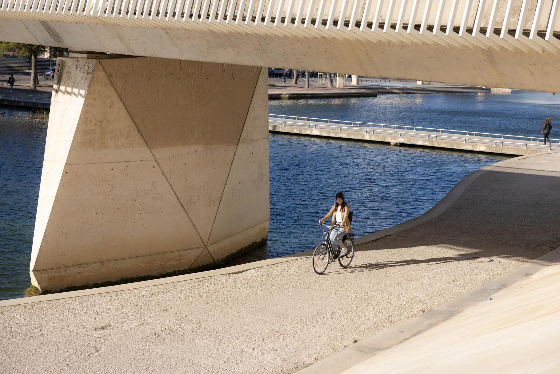 Entspanntes Fahrradfahren durch die Stadt nach Impfung