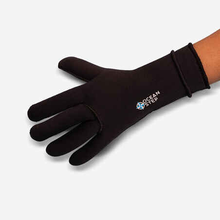 Črne rokavice iz neoprena za hojo v morju