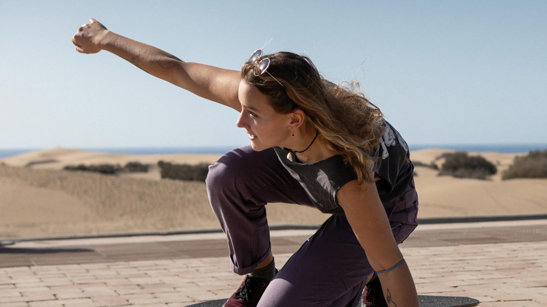 mujer practicando surfskate