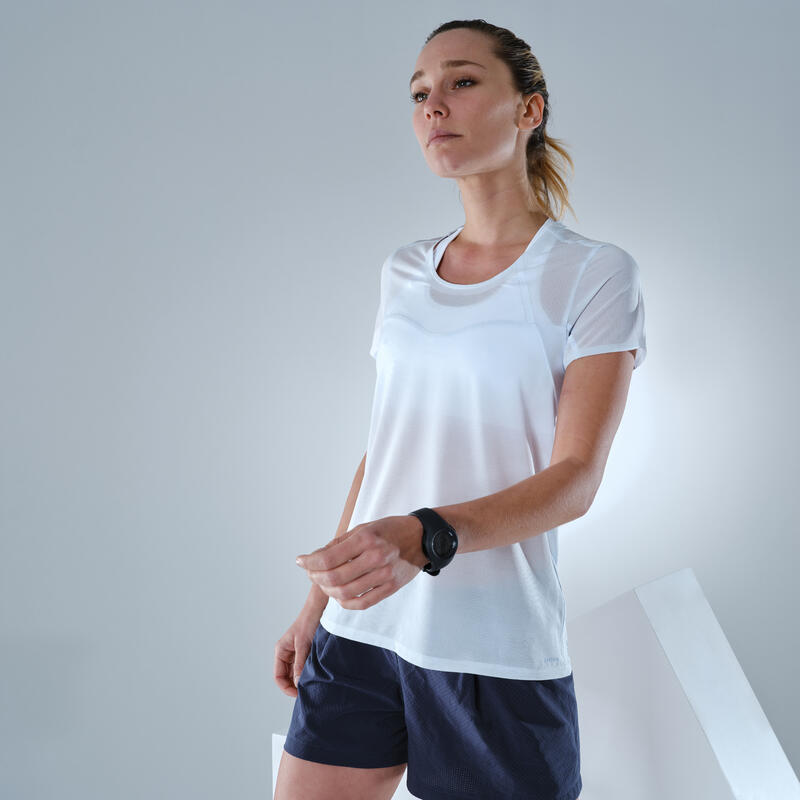 Tee shirt ultra léger de randonnée rapide FH 500 Femme gris.