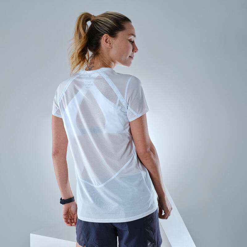 Tee shirt ultra léger de randonnée rapide FH 500 Femme gris.
