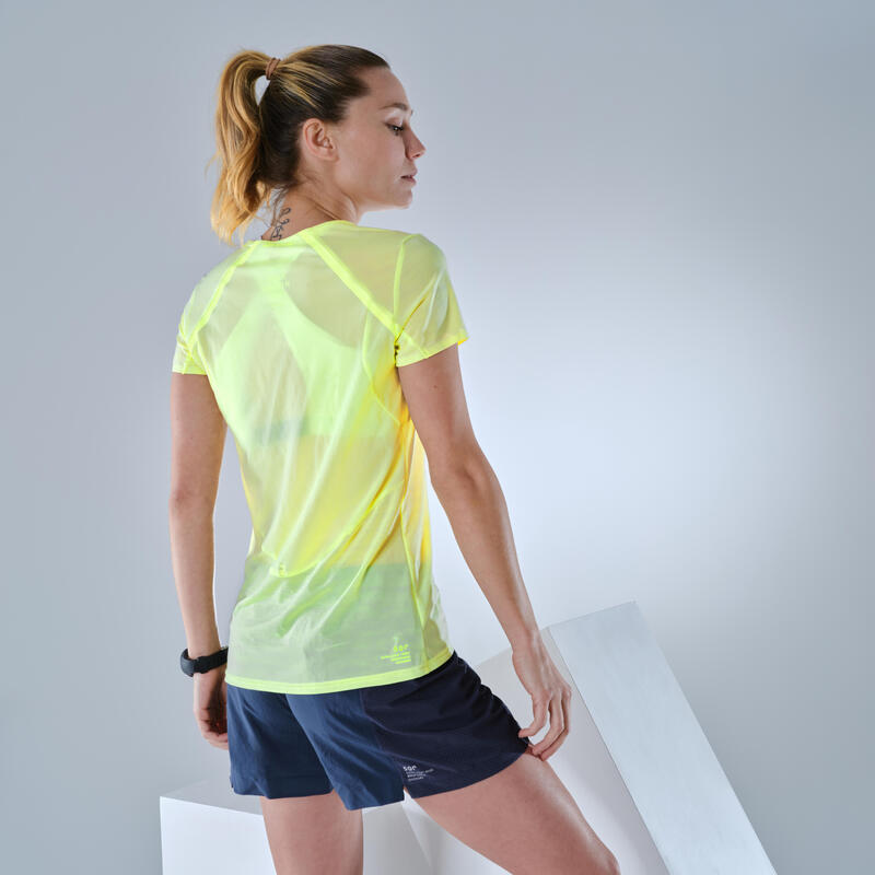 Tee shirt ultra léger de randonnée rapide FH 500 Femme jaune.