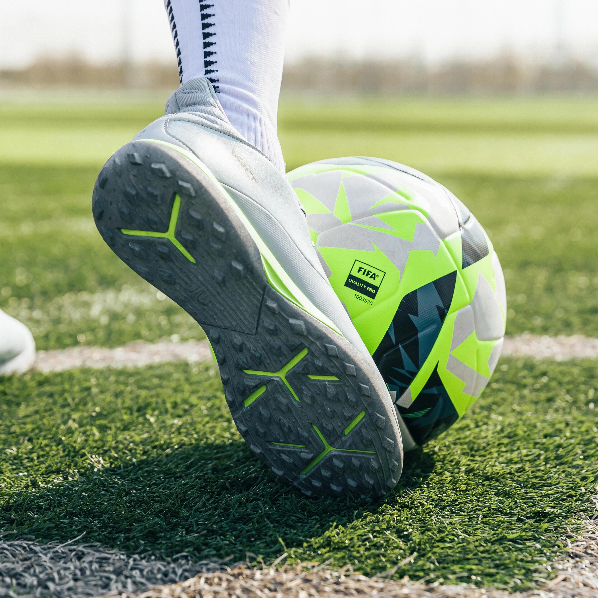 EEN VOETBALSCHOEN AANGEPAST AAN HET VELD