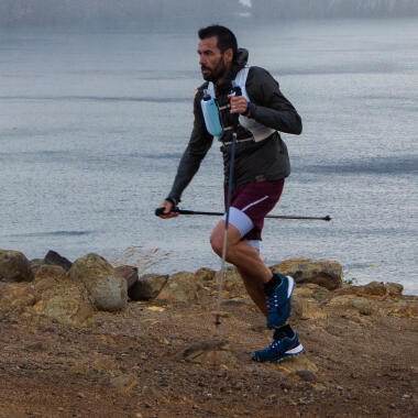 casal a praticar trail running ao pé da água