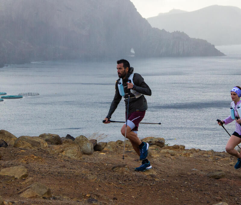 casal a praticar trail running ao pé da água