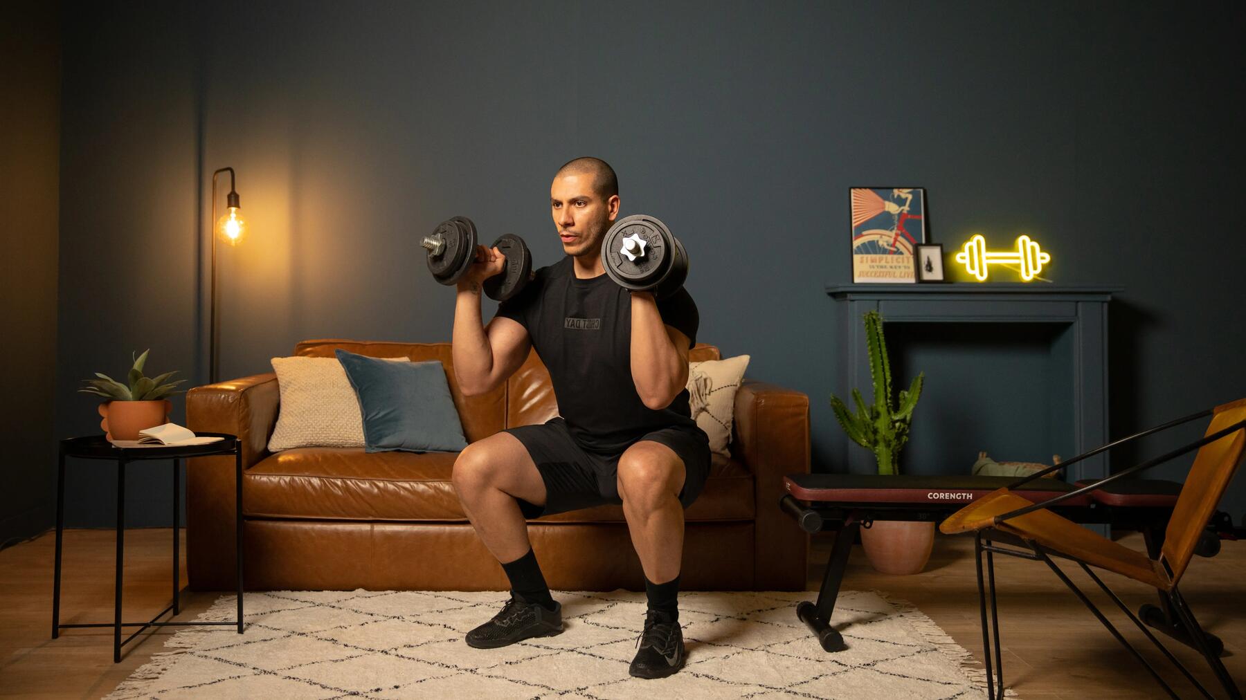 hombre haciendo thruster