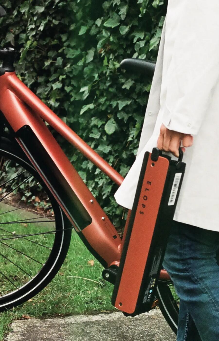 Frau mit ELOPS LD500E E-City Bike