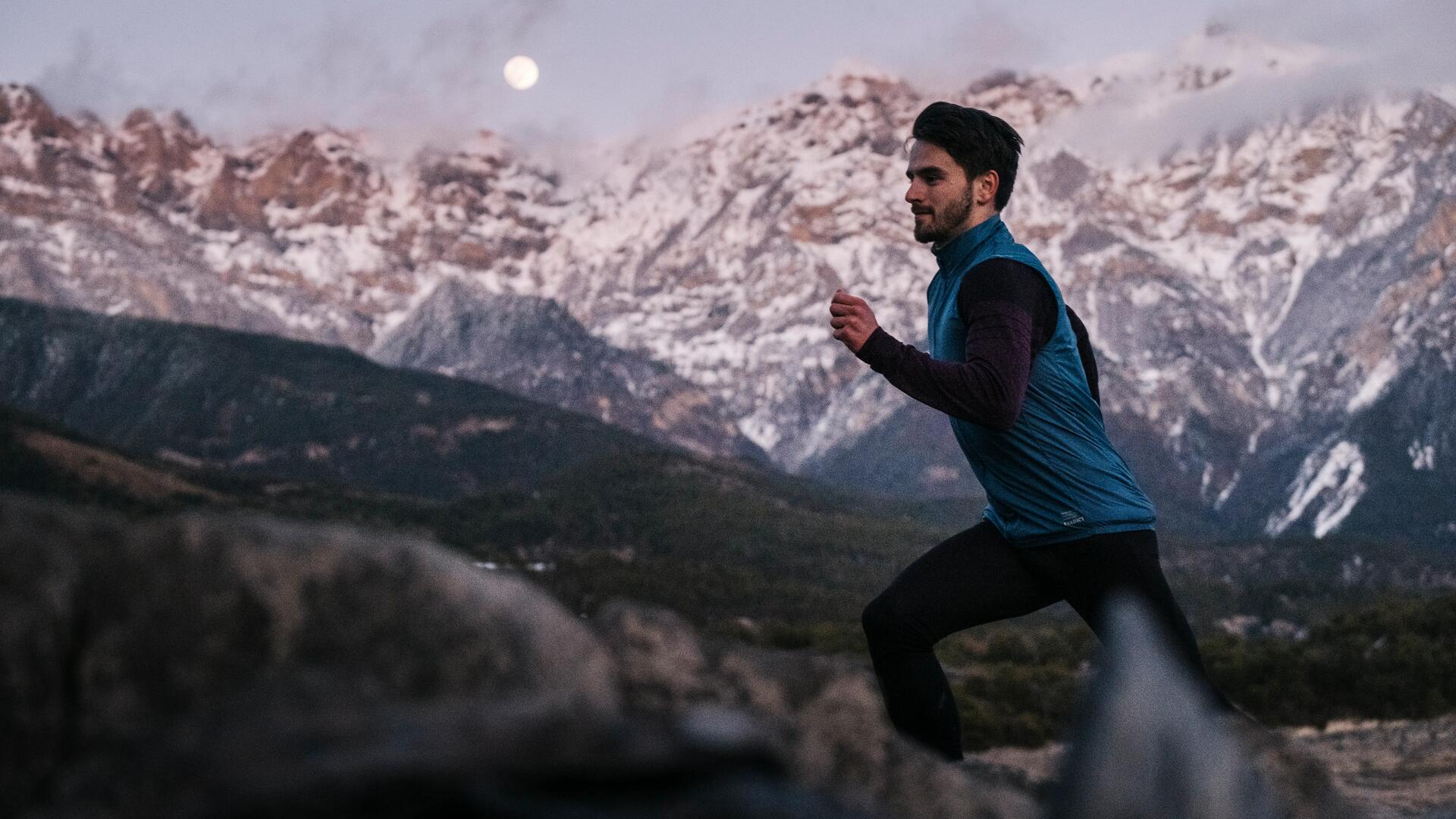 mężczyzna biegający w stroju do biegania po górach
