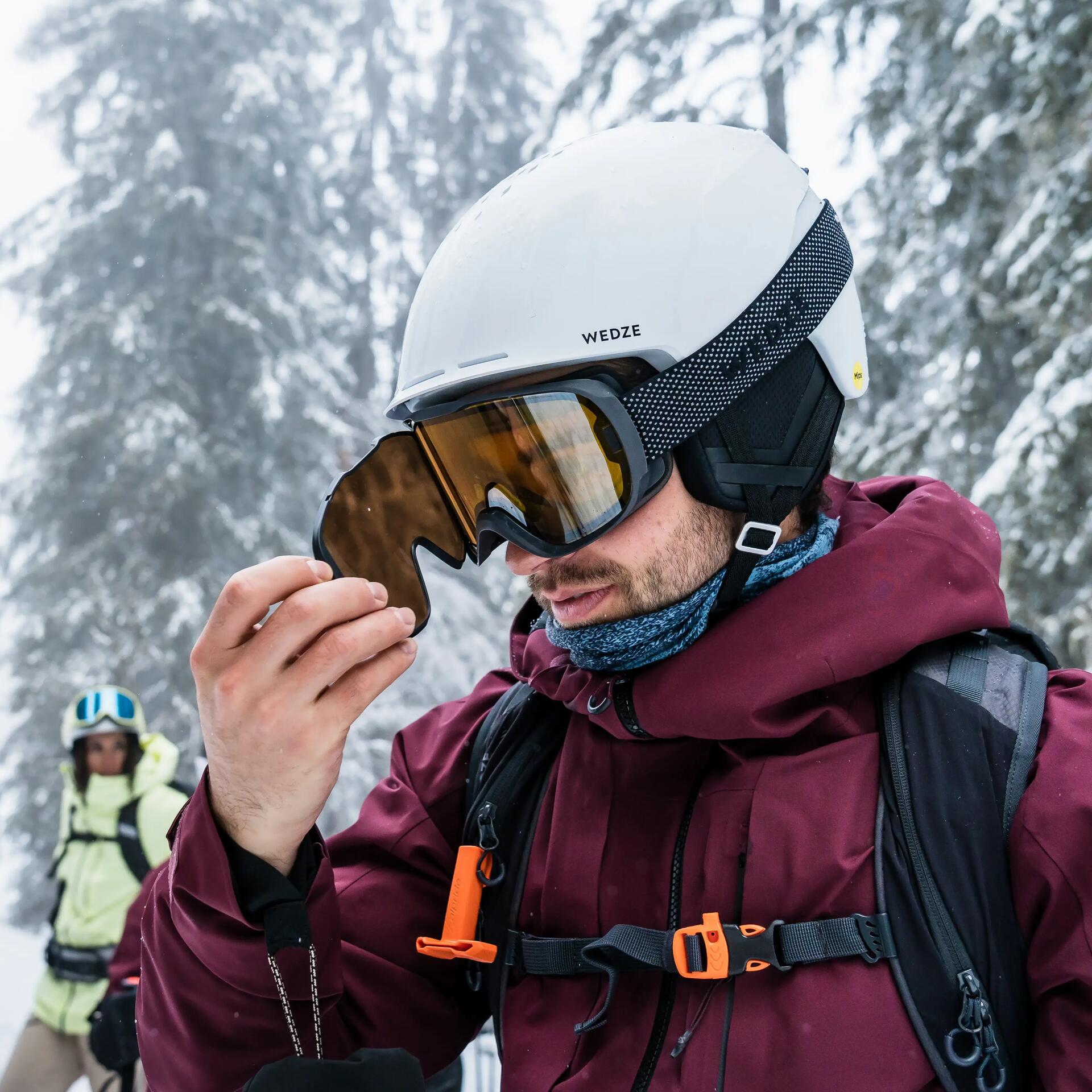 Homme au ski change son masque de ski decathlon