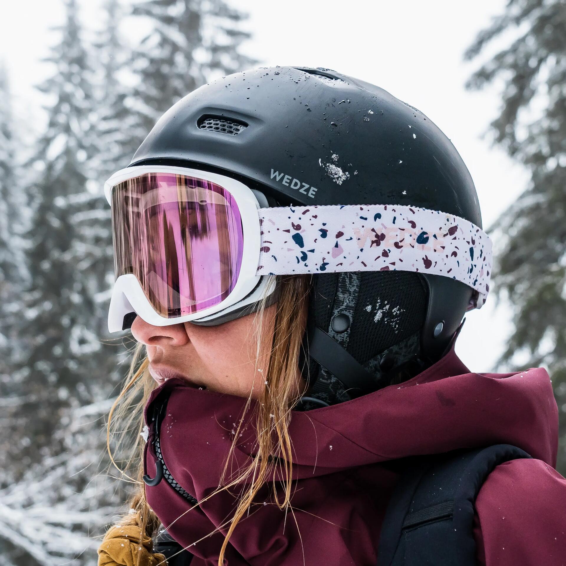 Femme ski freeride avec un masque de ski rose et un casque de ski decathlon