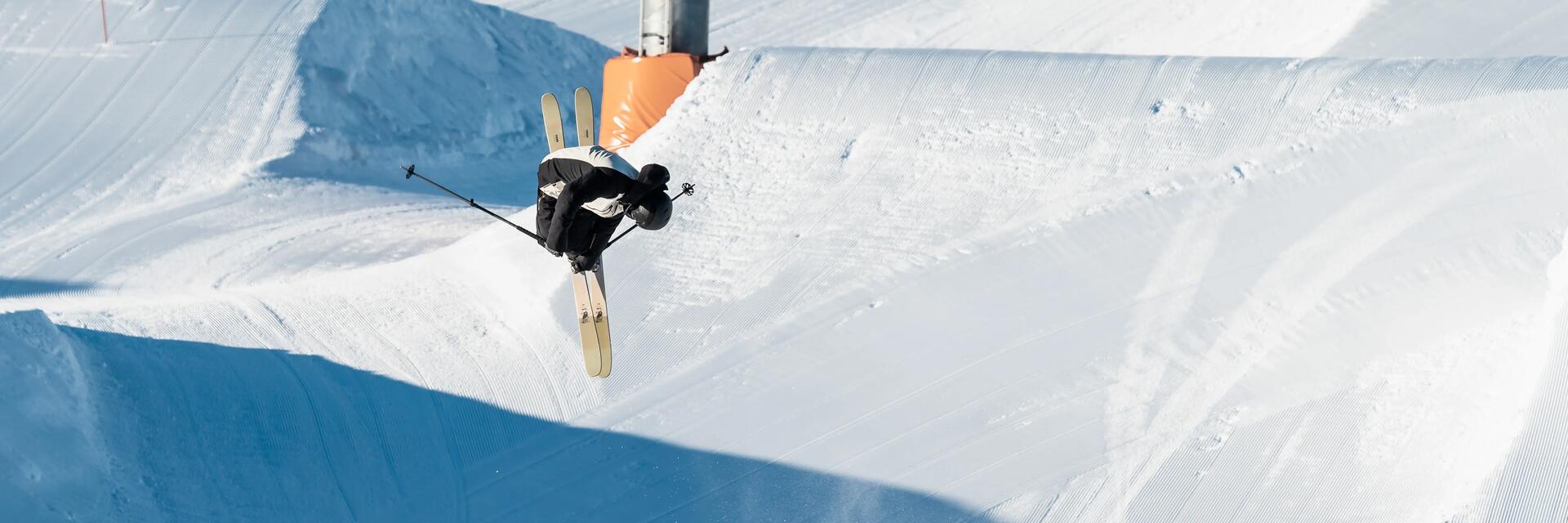 Erfahre mit unserer Hilfe, auf was es beim Freestyle Snowboarden und Skifahren ankommt!