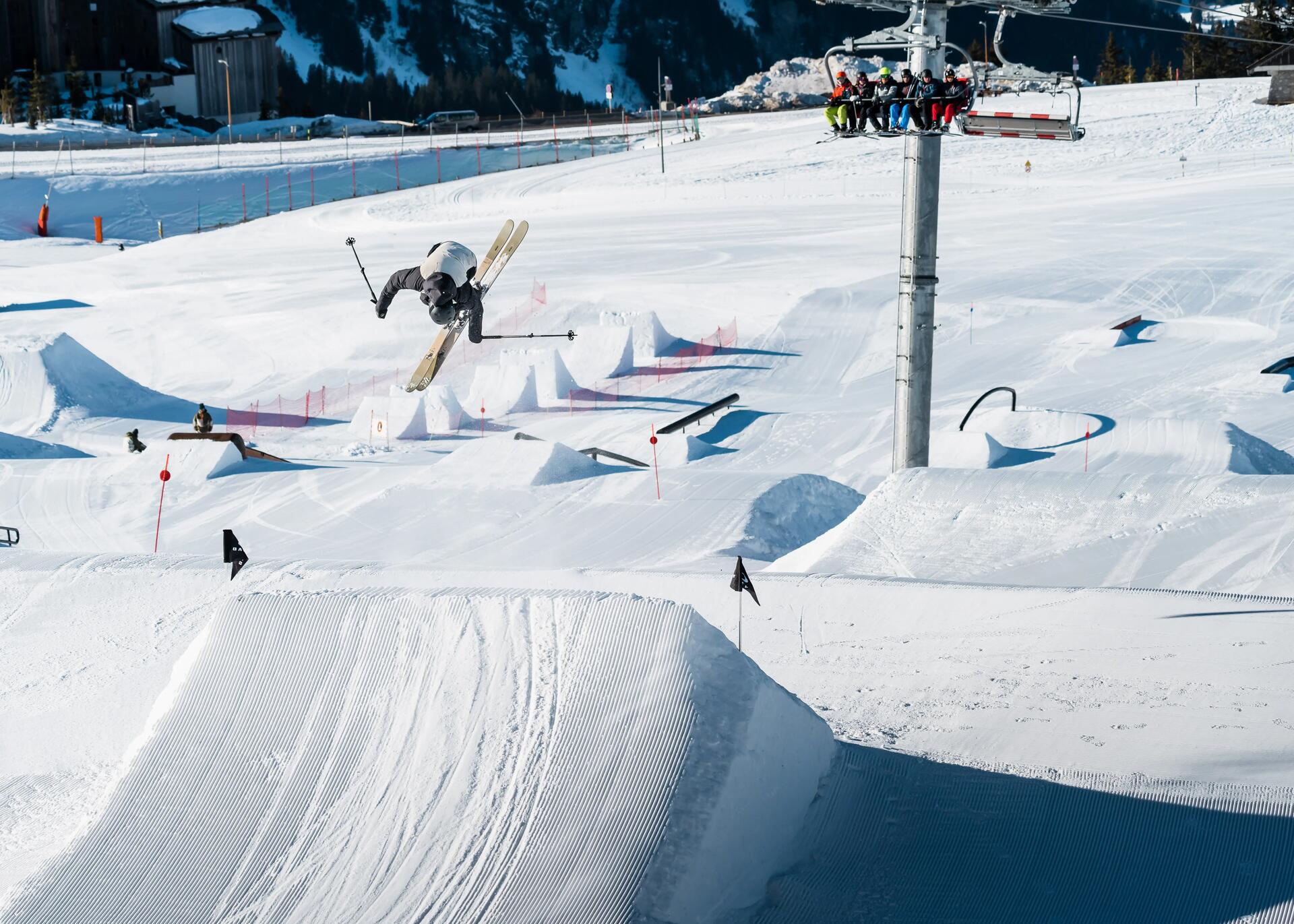 Fide heraus, auf was es beim Freestyle Snowboarden und Skifahren ankommt.