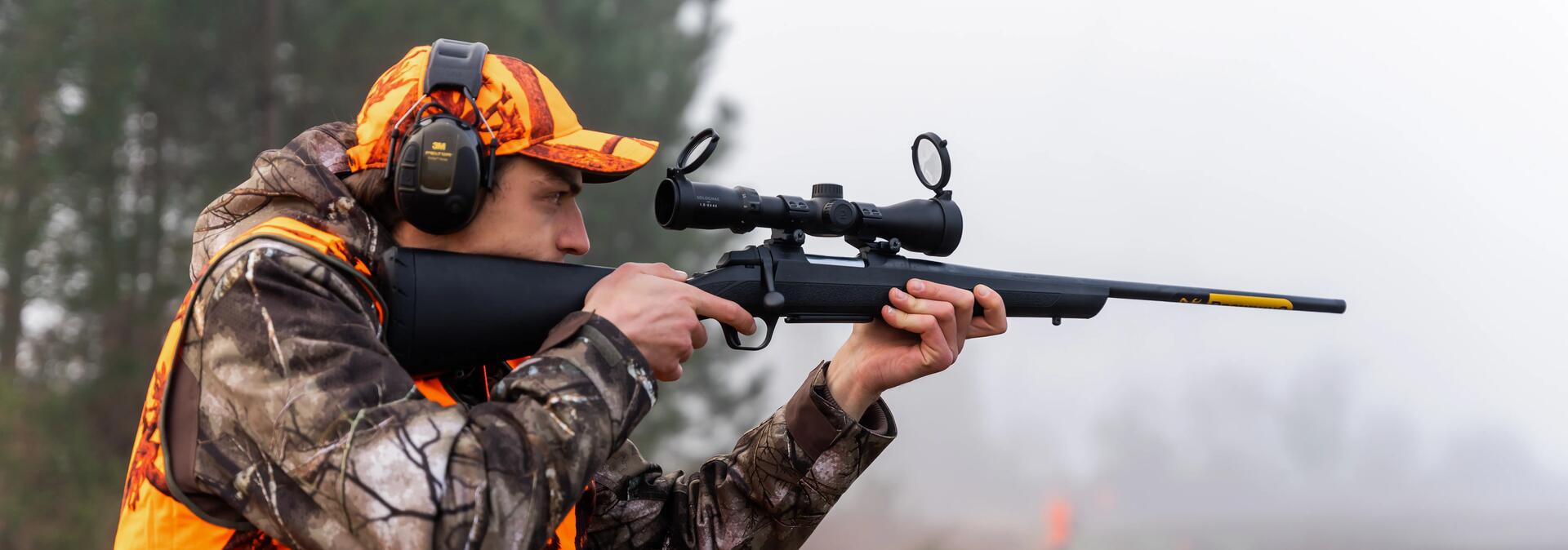 Un chasseur avec une carabine et une lunette montée dessus
