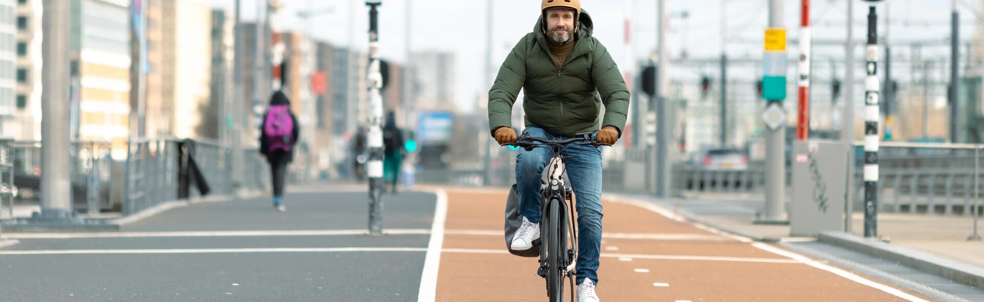 jonge man die fietsen leren in de stad