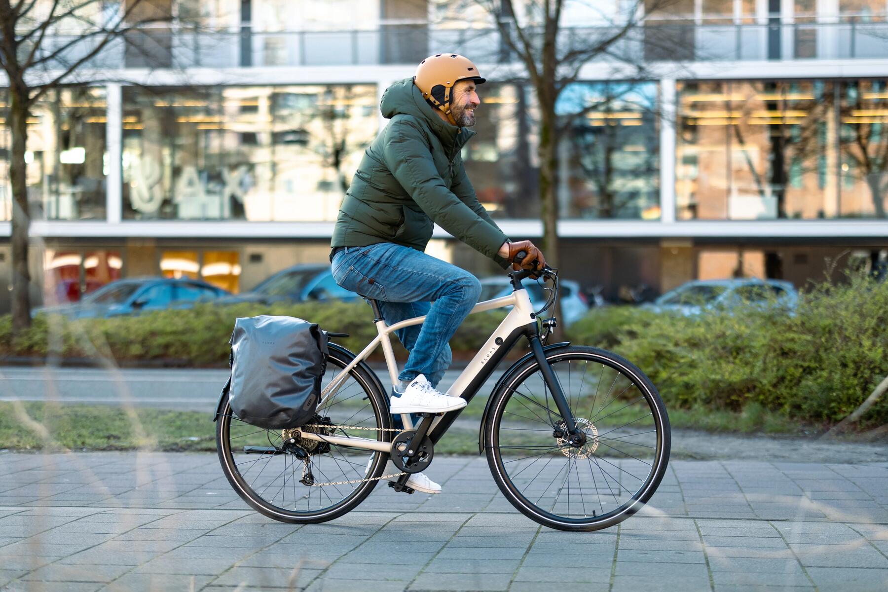 hombre yendo en bicicleta eléctrica por la ciudad
