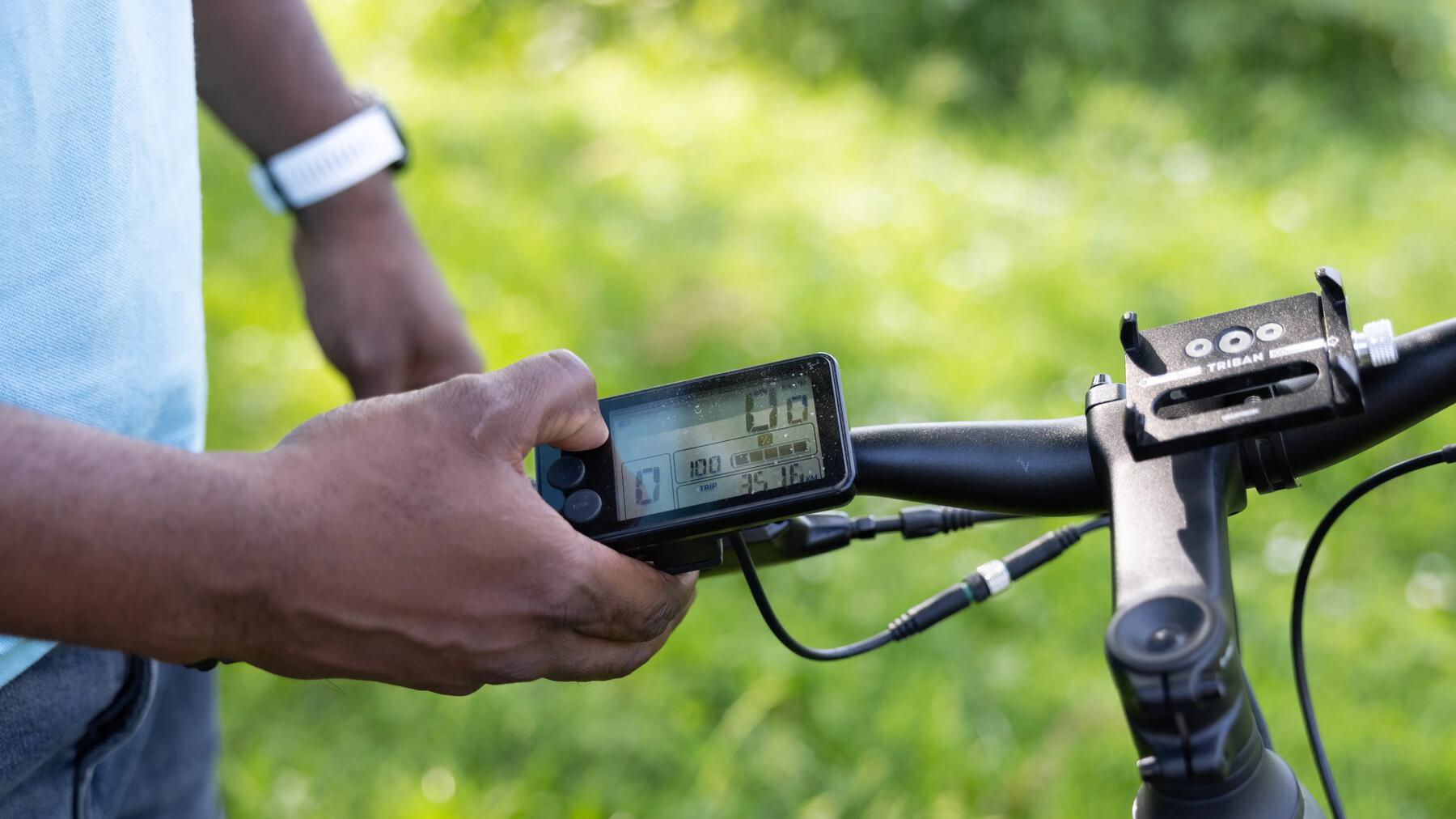 Nahaufname vom Fahrradlenker mit E-Bike Steuerelement