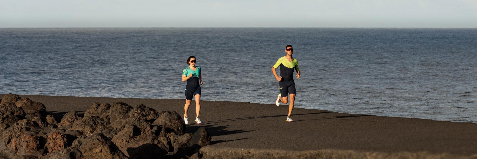 Kobieta i mężczyzna w odzieży do biegania trenujący biegi długie