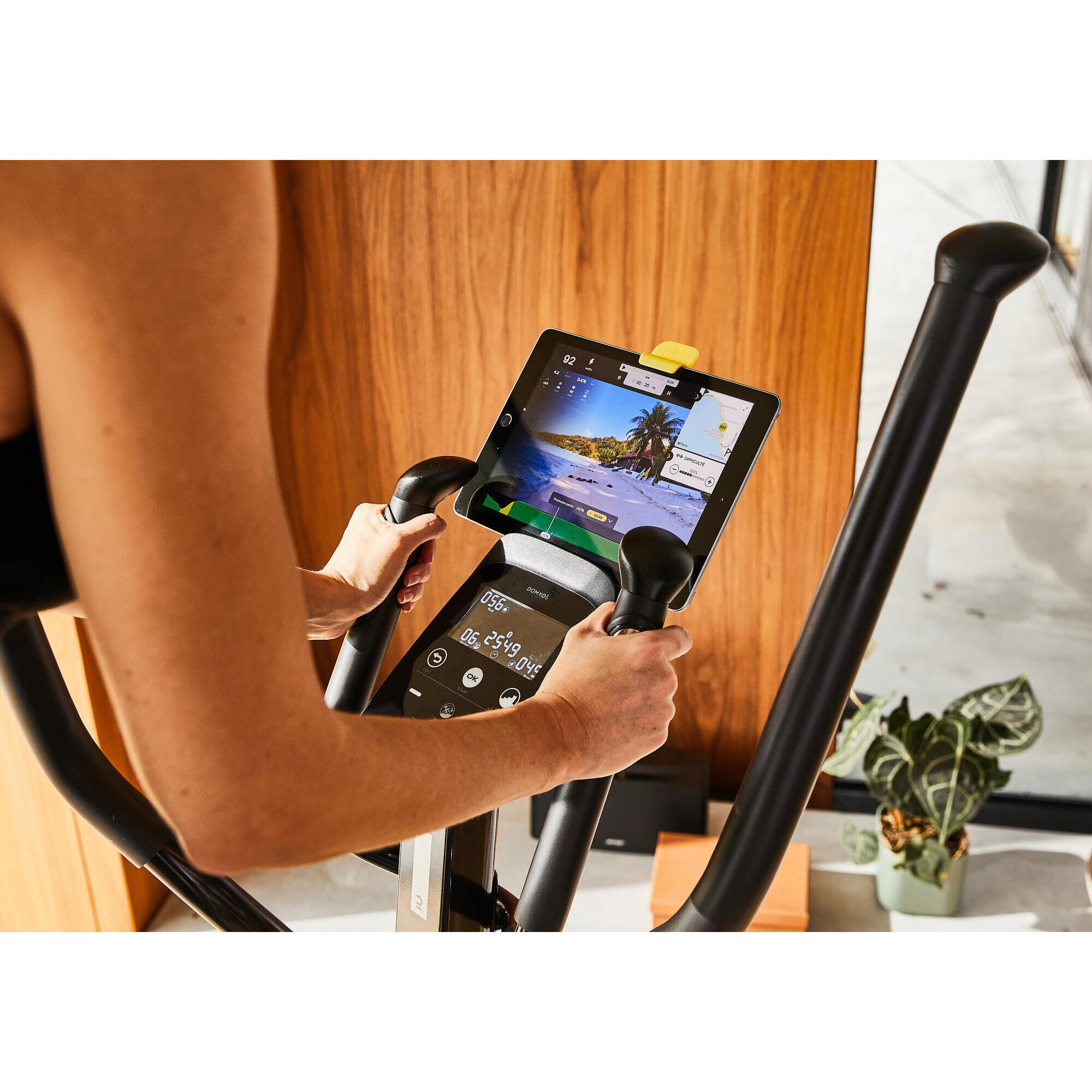 EL520B self-powered elliptical trainer, E-connected and Kinomap