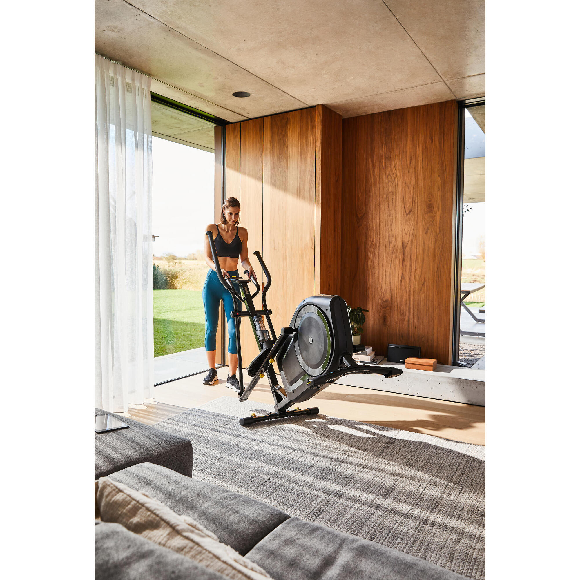 EL520B self-powered elliptical trainer, E-connected and Kinomap