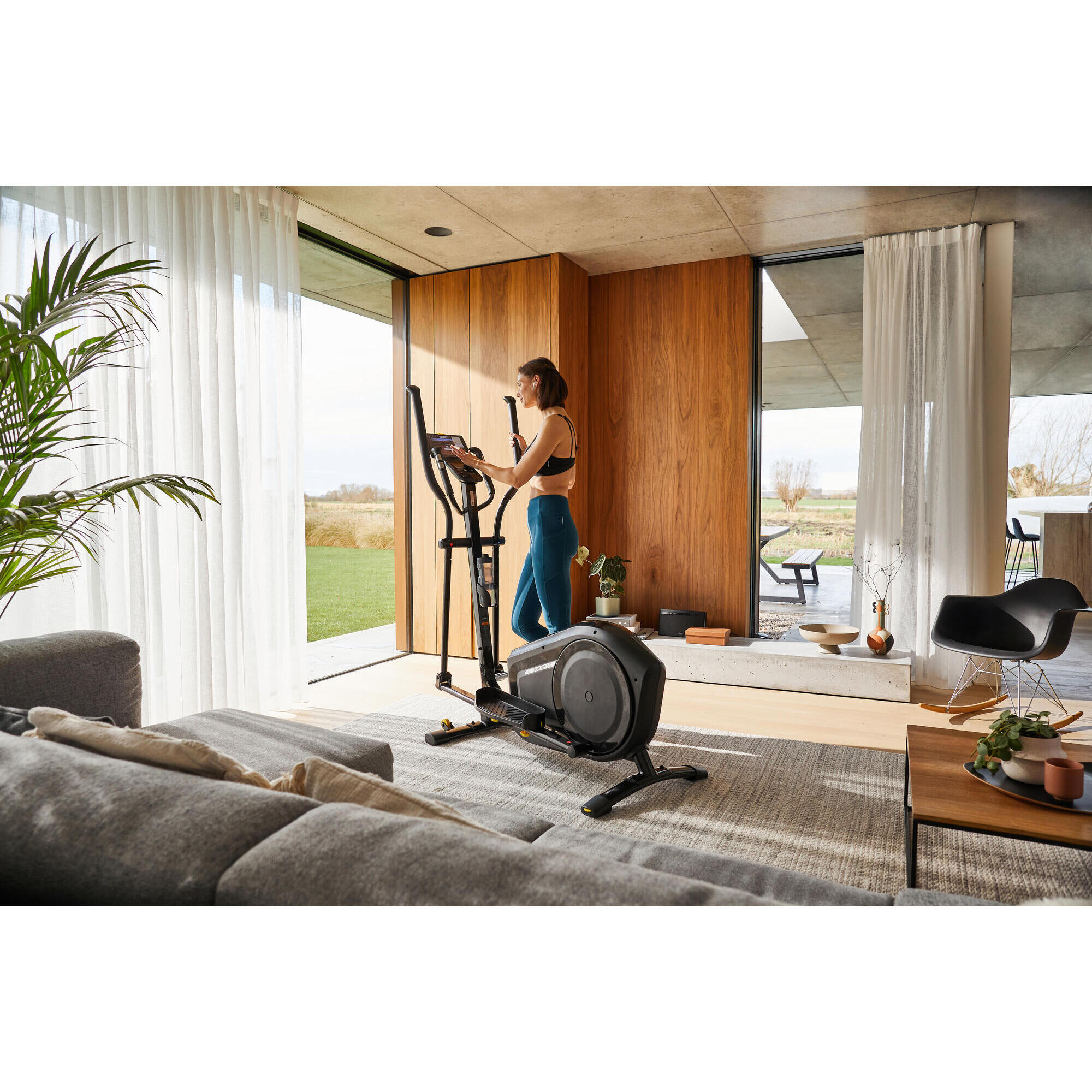 EL520B self-powered elliptical trainer, E-connected and Kinomap