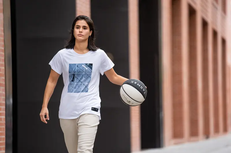 mujer usando polera verde