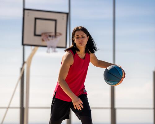 COMMENT CHOISIR SA TENUE FEMME DE BASKETBALL ?