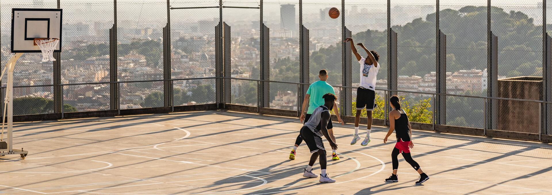 amigos jugando a baloncesto en la calle