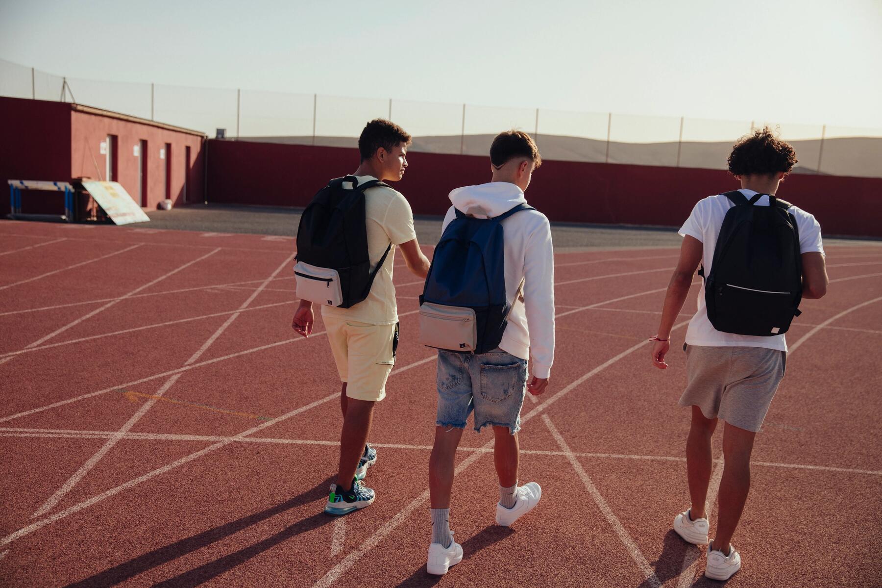 amigos con mochila de clase