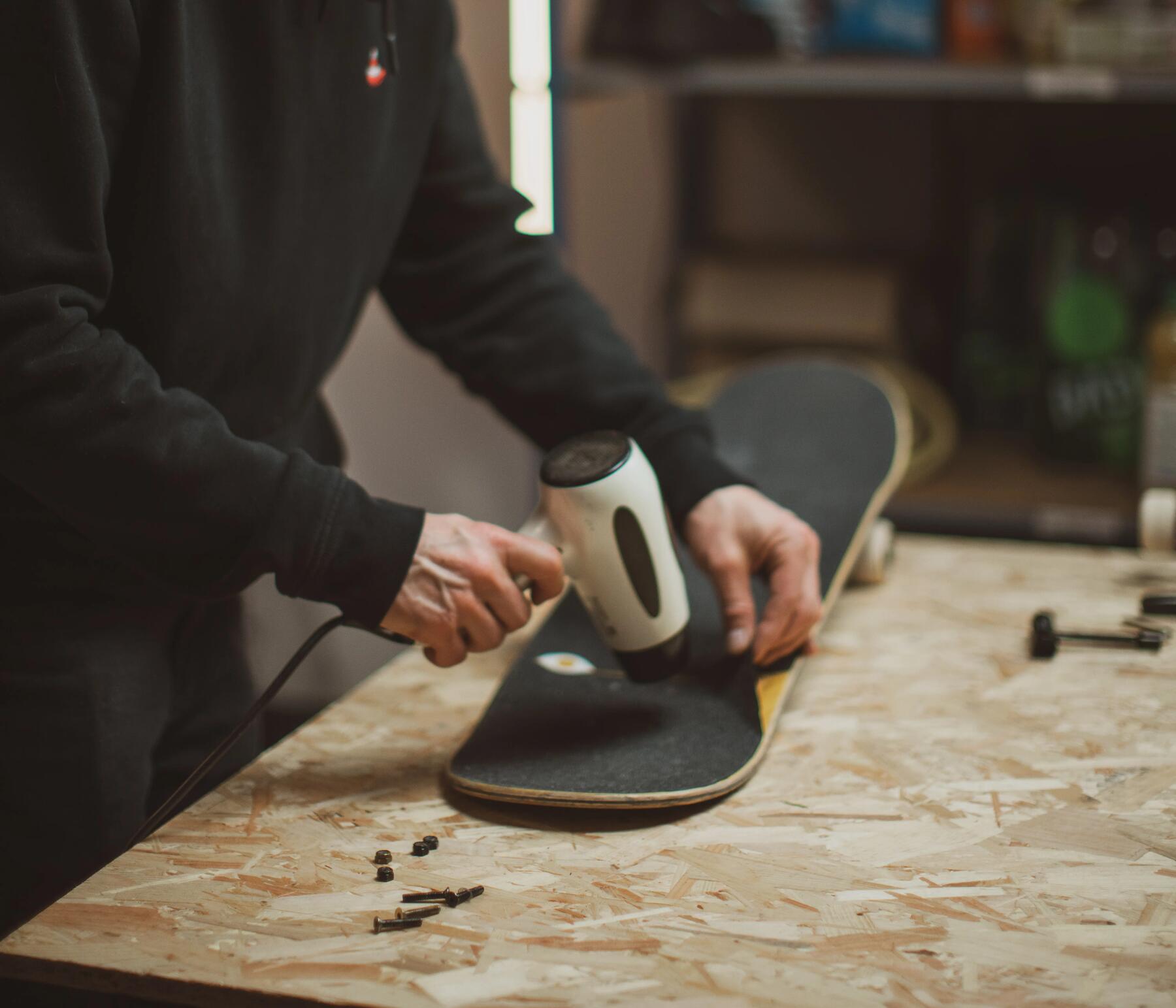 Comment retirer un grip de skateboard ?