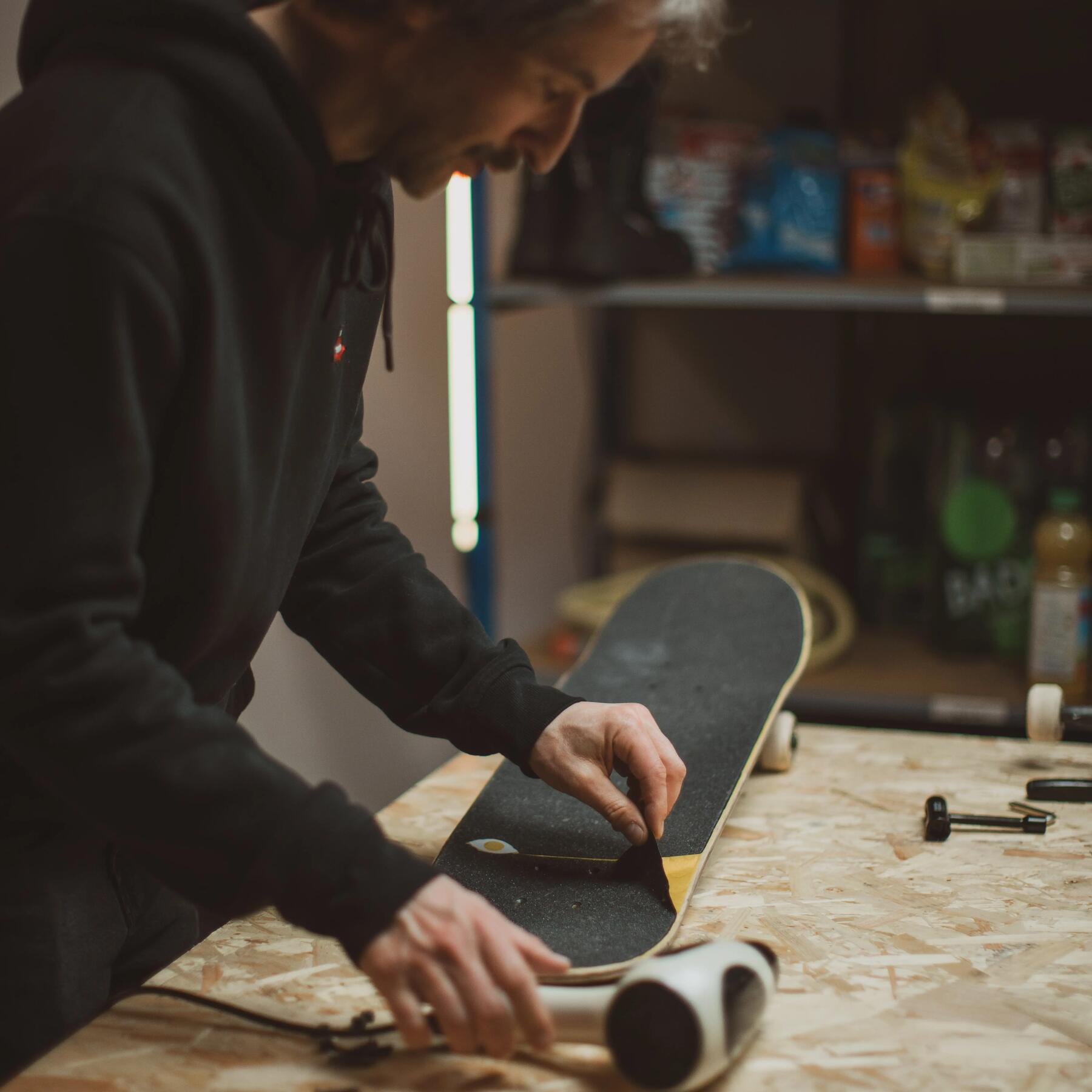 hombre quitando el grip de un skate