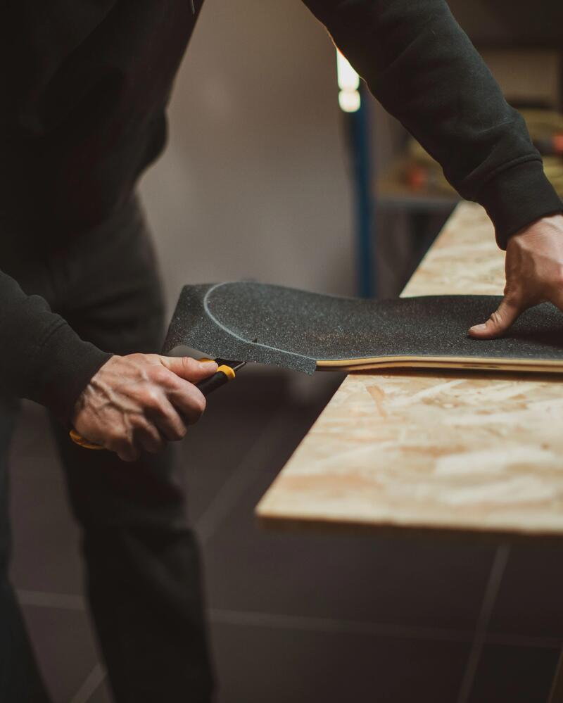 ¿Cómo se limpia y reemplaza el grip de un skate?
