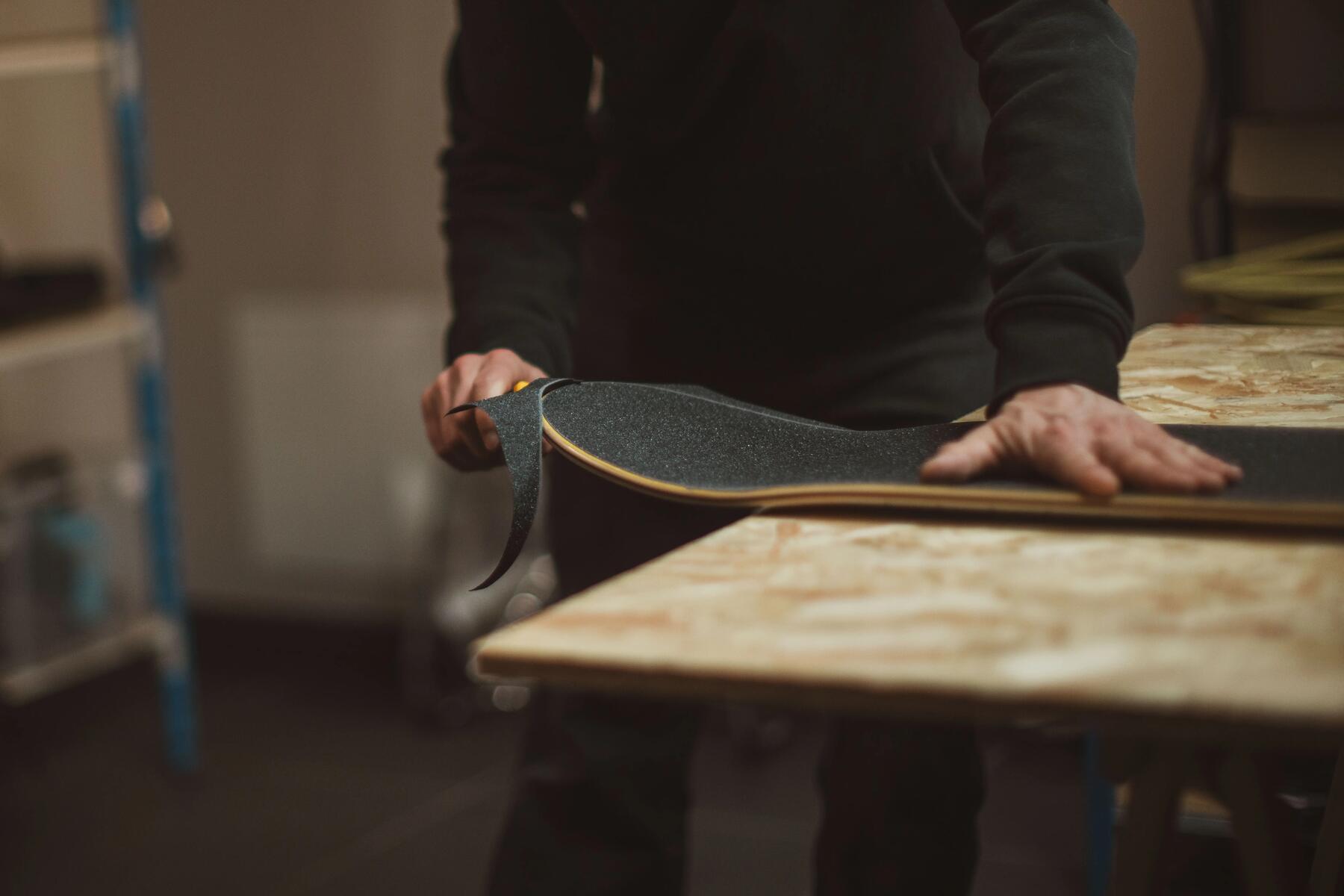 hombre cambiando lija de skate