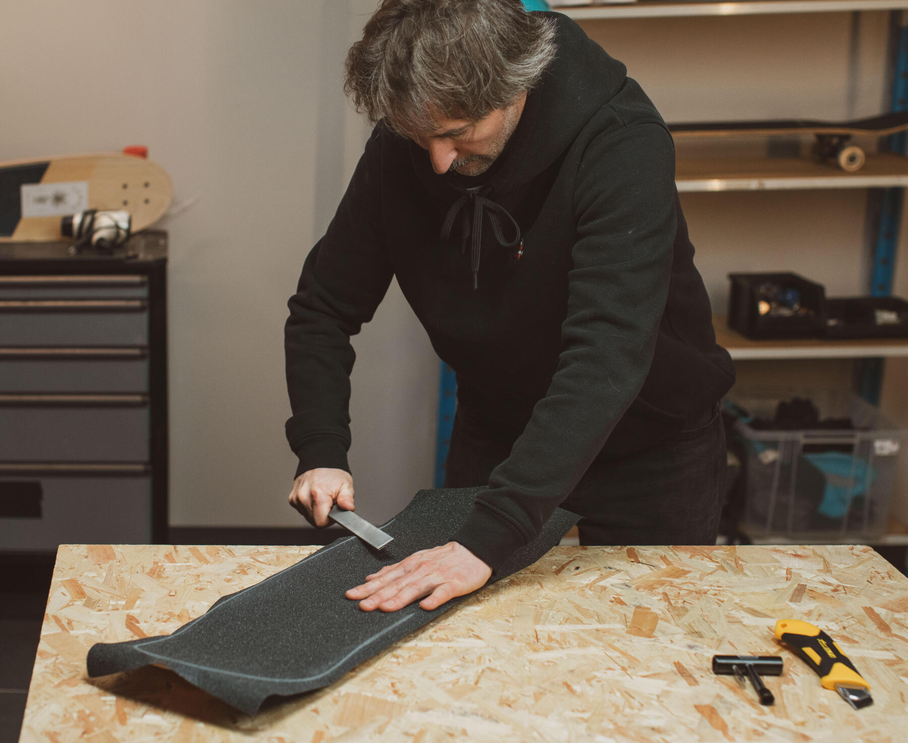 WIE WIRD EIN SKATEBOARD-GRIPTAPE ANGEBRACHT?