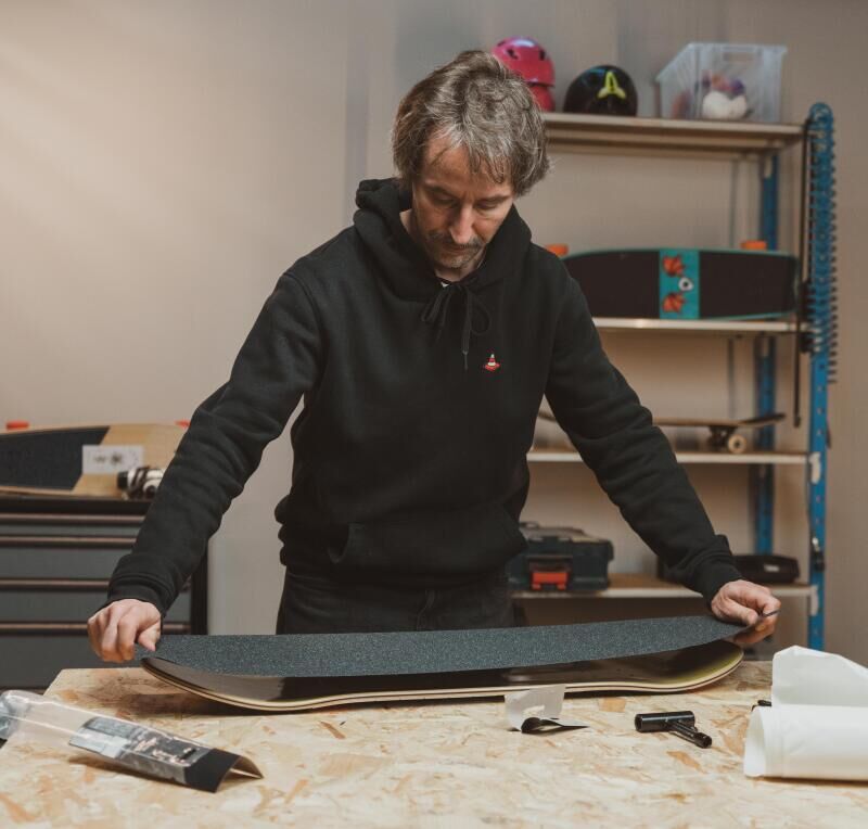 Comment mettre un grip de skateboard ?