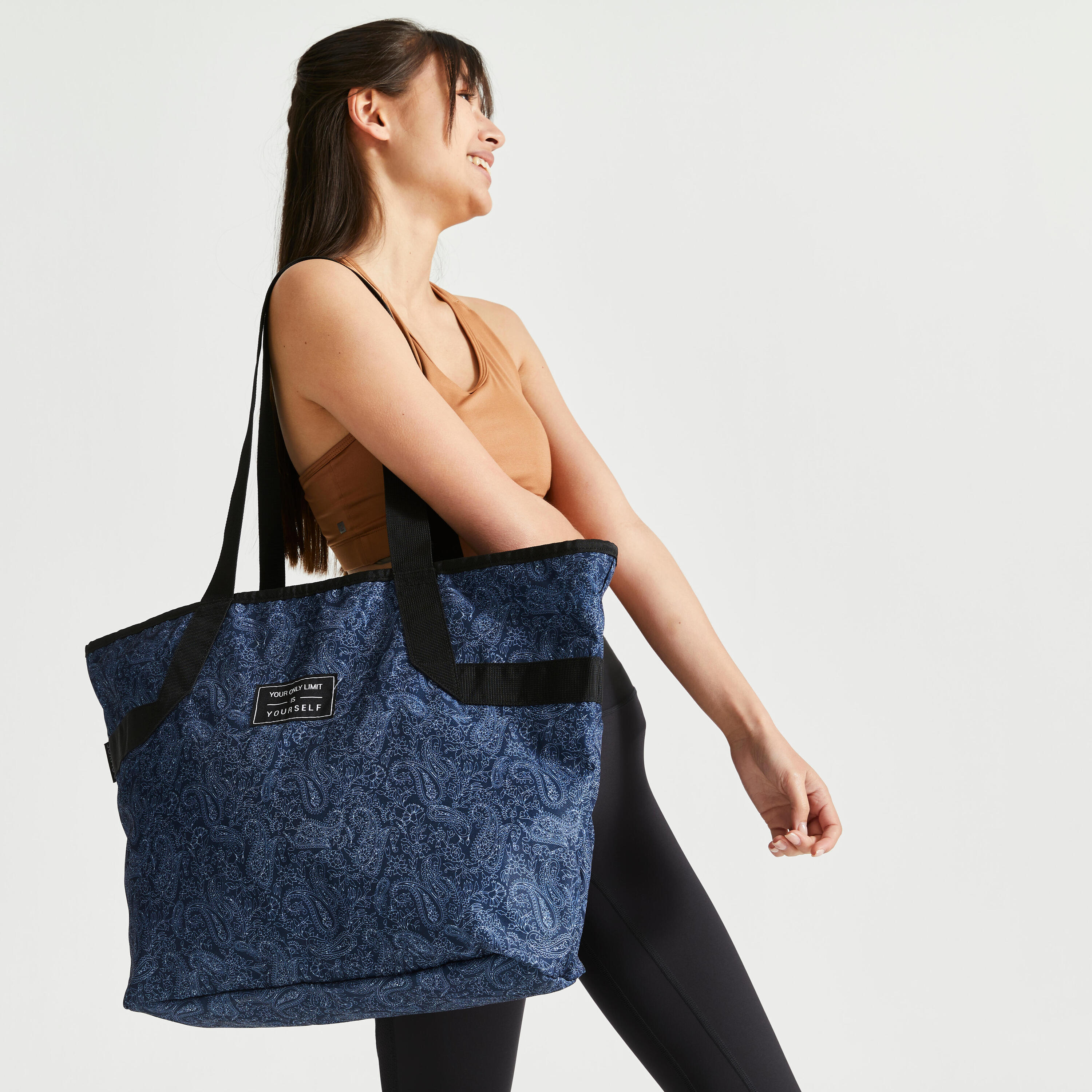The sport tote with a navy print: a must-have for your fitness kit.  1/2
