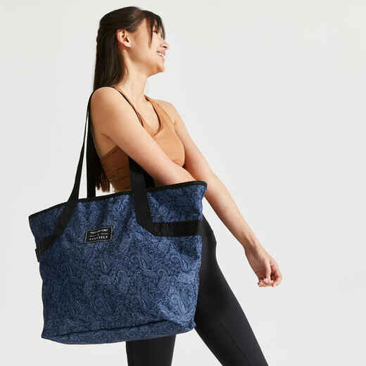 
      The sport tote with a navy print: a must-have for your fitness kit. 
  