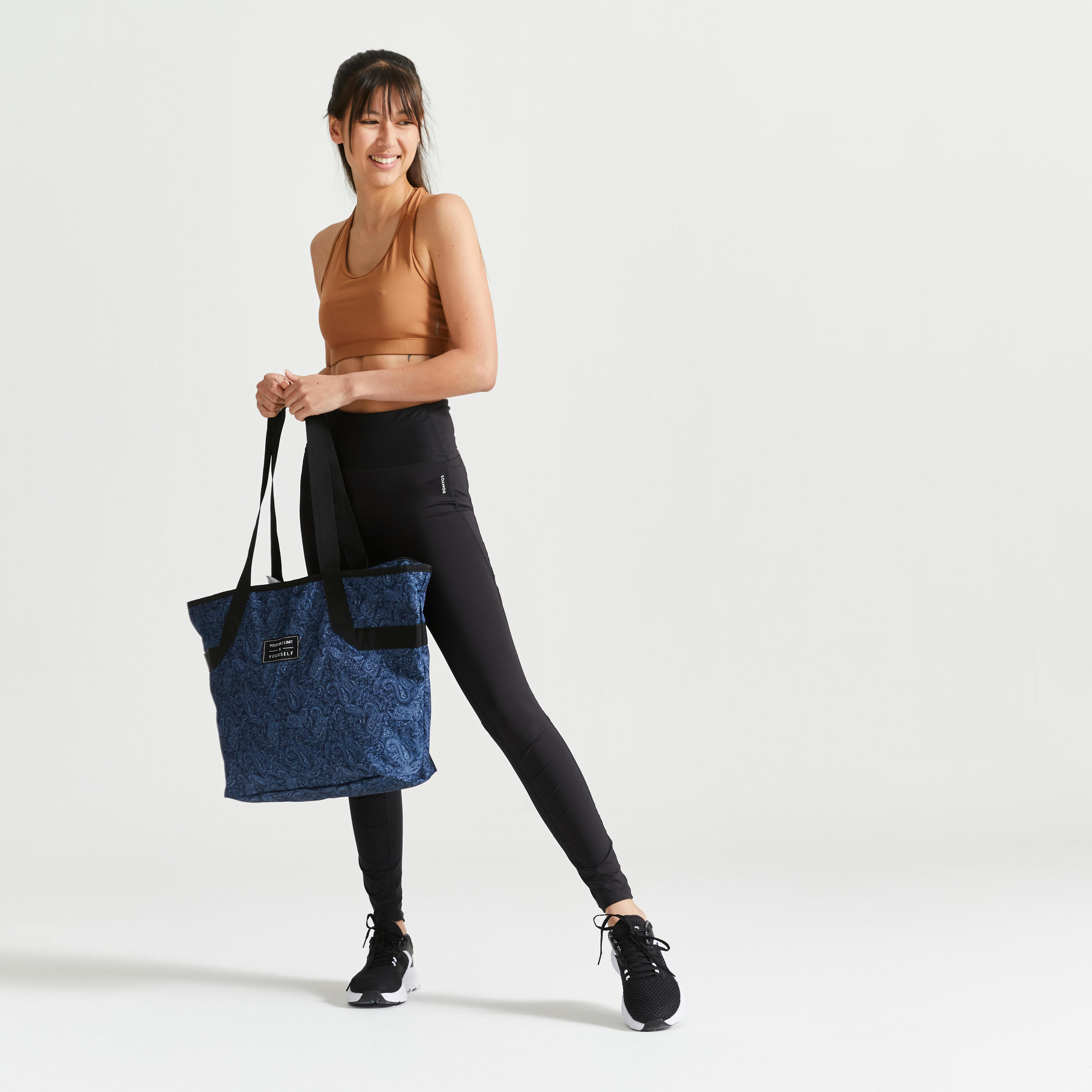 The sport tote with a navy print: a must-have for your fitness kit.  2/2