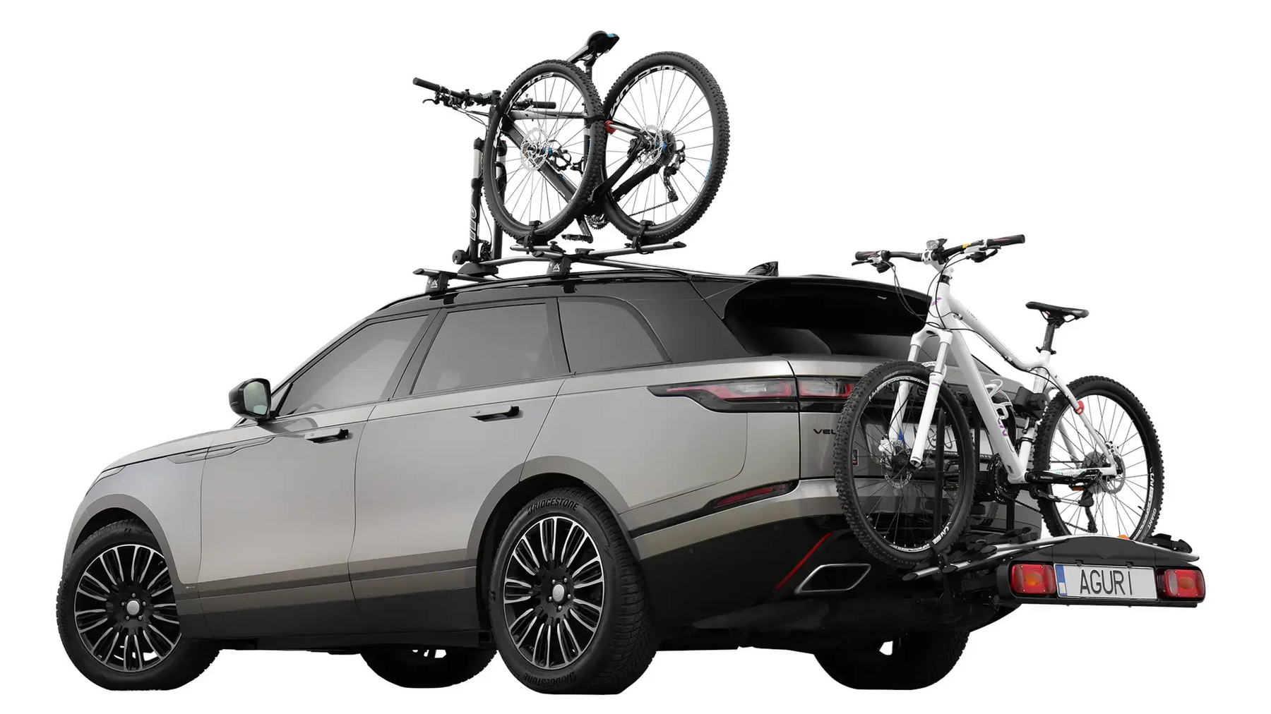 Een auto met fietsen op het dak