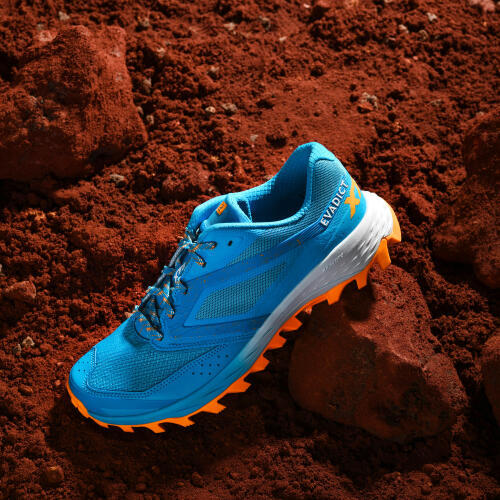 zapatillas trail running hombre XT8 azul y naranja