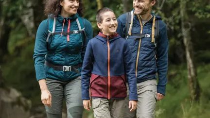 rodzina idąca w odzieży trekkingowej 