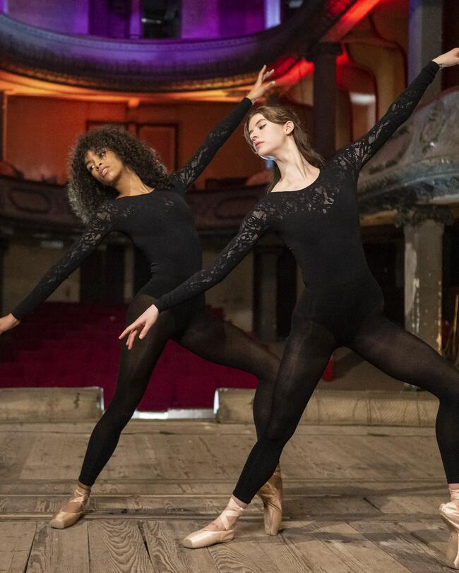 Zwei Balletttänzerinnen tanzen.