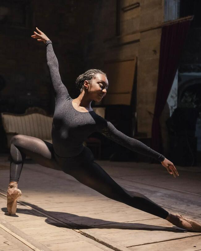 Eine Balletttänzerin tanzt.