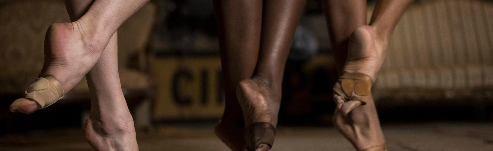 stopy ułożone w pozycji baletowej