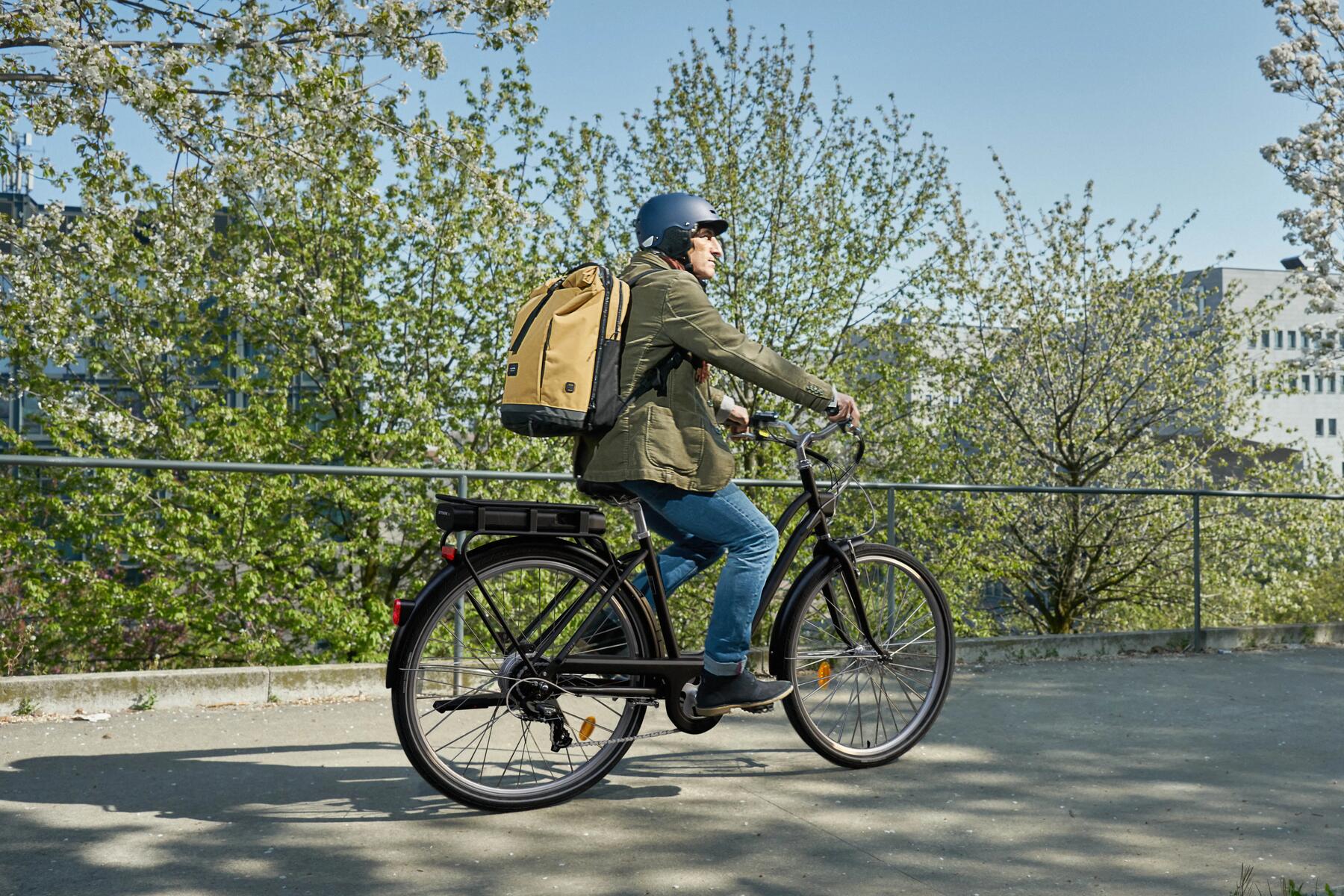 hombre en bicicleta eléctrica
