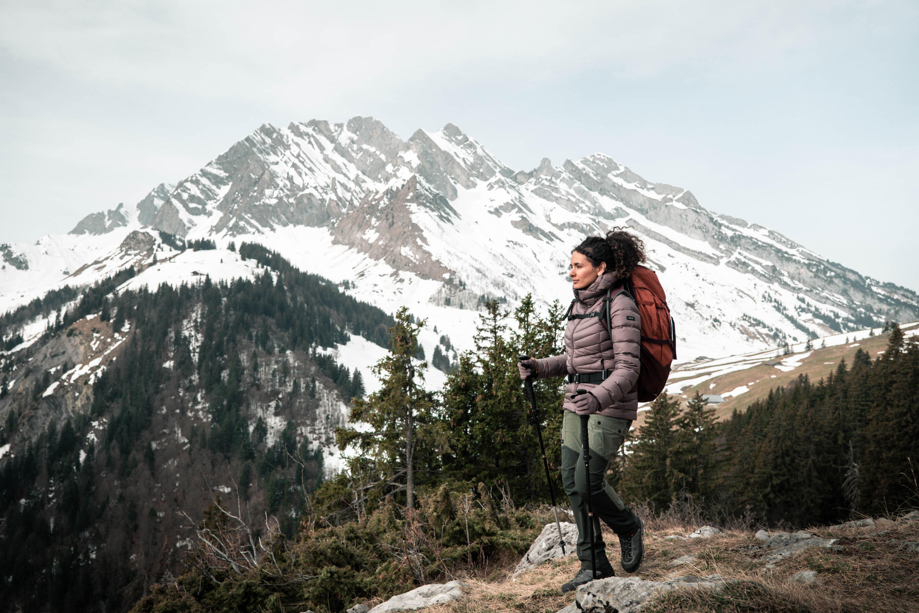 Mochila de montaña y trekking 50L Mujer Simond MT100 Easyfit. Funda impermeable 7/21
