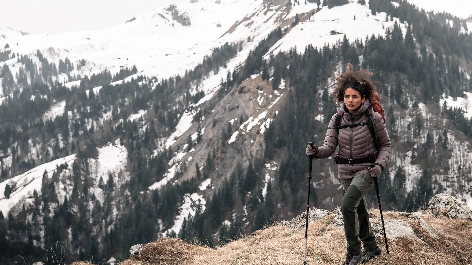 kobieta w odzieży trekkingowej wędrująca po górach