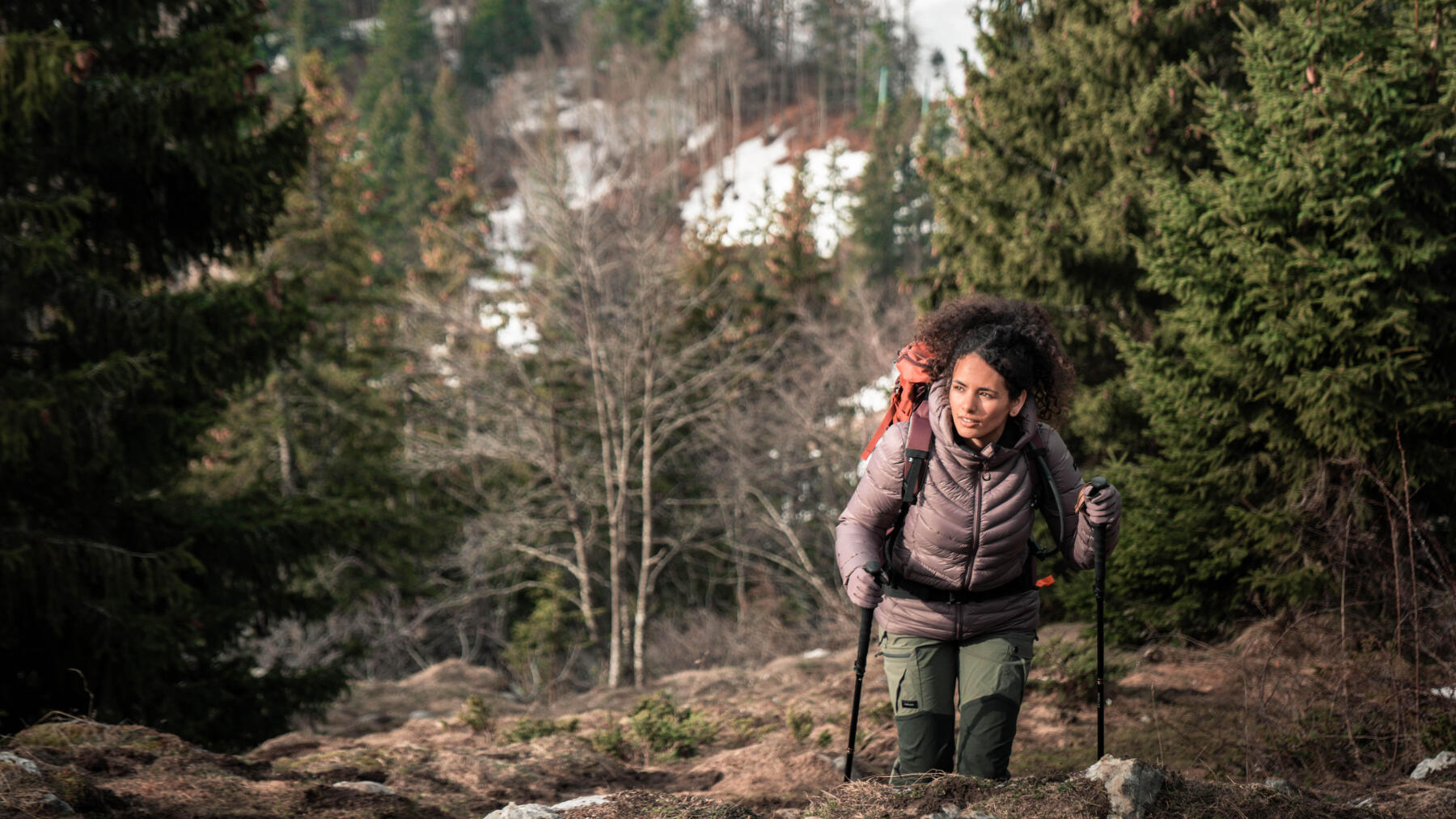 mulher a fazer trekking