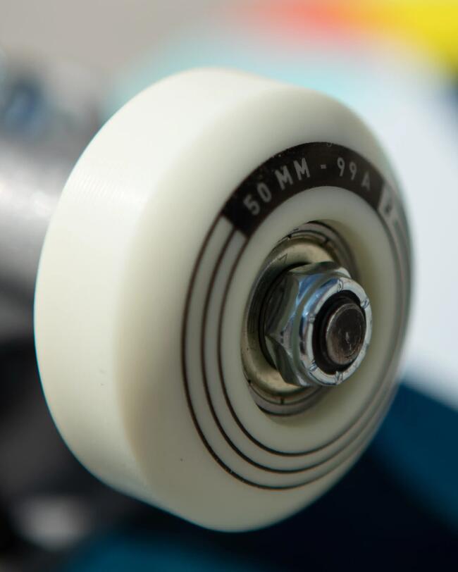 Primer plano de una rueda de este skateboard