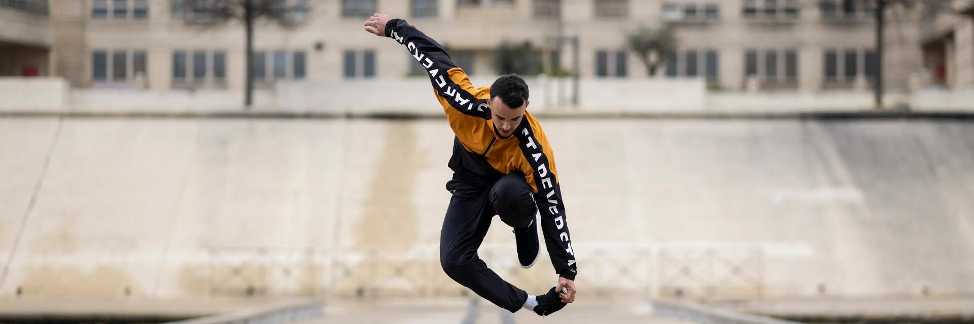 chico haciendo postura breakdance